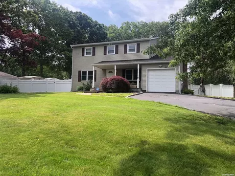52 W Woodside Ave, Patchogue, NY 11772