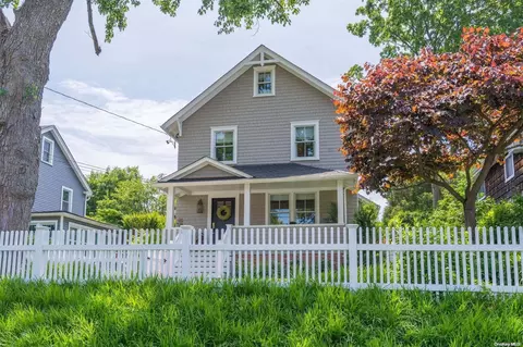 22 Grandview St, Huntington, NY 11743