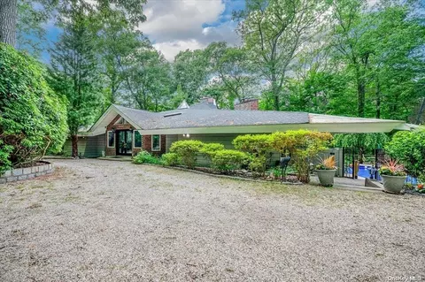29 Lloyd Ln, Huntington, NY 11743
