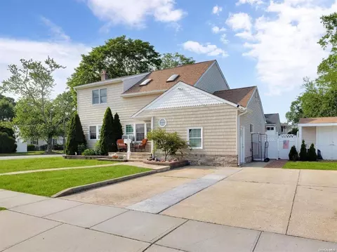 101 Fulton St, Massapequa Park, NY 11762