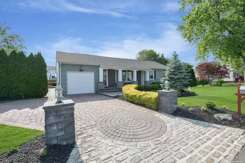 1786 Wells Dr, Bay Shore, NY 11706