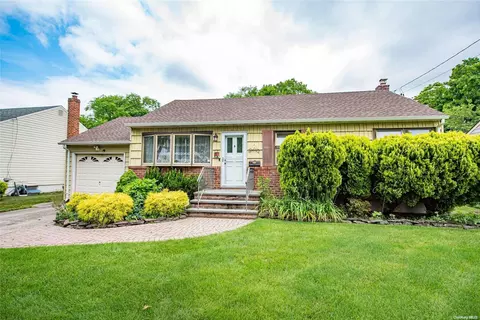 672 Grand Ave, Lindenhurst, NY 11757