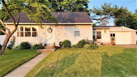 69 Conklin St, Deer Park, NY 11729