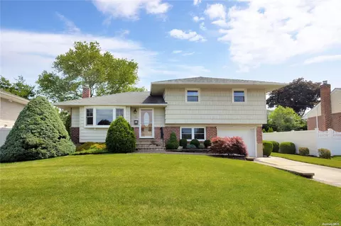 25 Redwood Dr, Plainview, NY 11803