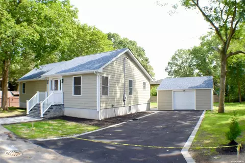 404 Clover Pl, Holbrook, NY 11741