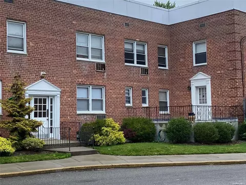 11 Park Pl #2A, Rockville Centre, NY 11570
