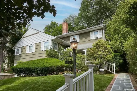 43 Essex Rd, North Hempstead, NY 11023
