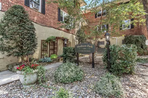 16 Madison St #16U, North Hempstead, NY 11050