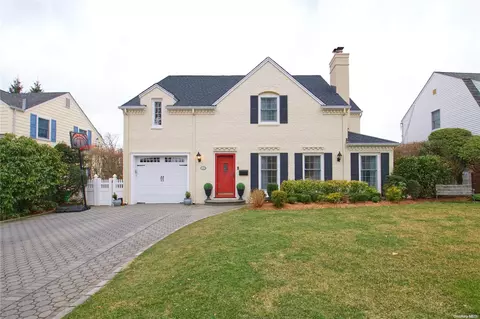 110 Kingsbury Rd, Garden City, NY 11530
