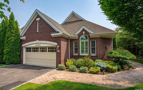 10 Hathaway Ln #86, North Hempstead, NY 11030