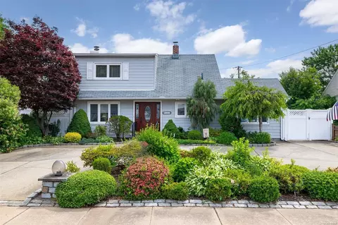15 Anvil Ln, Levittown, NY 11756