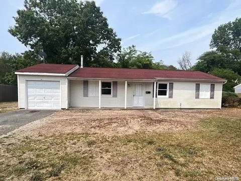 91 W Circle Dr, Patchogue, NY 11772