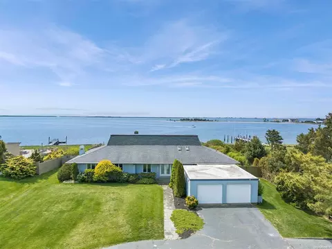 41 Oak Ln, Hampton Bays, NY 11946