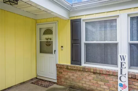 24 Freedom Ln #24, Coram, NY 11727