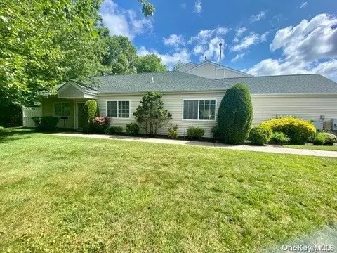 170 Gothic Cir #170, Manorville, NY 11949