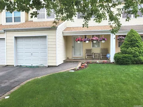 13 Beech St #13, Central Islip, NY 11722