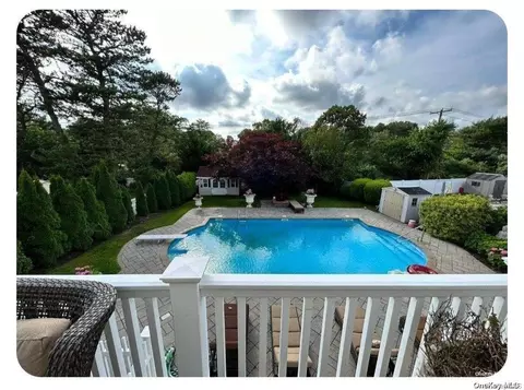 29 Sunbonnet Ln, Bellport, NY 11713