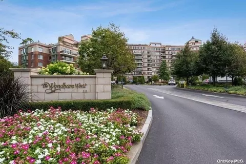 111 Cherry Valley Ave #909, Garden City, NY 11530