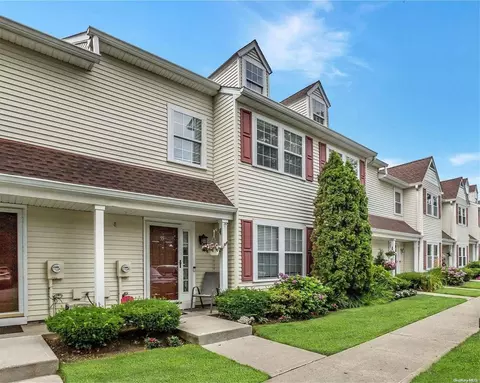 55 Stratford Grn #55, Farmingdale, NY 11735