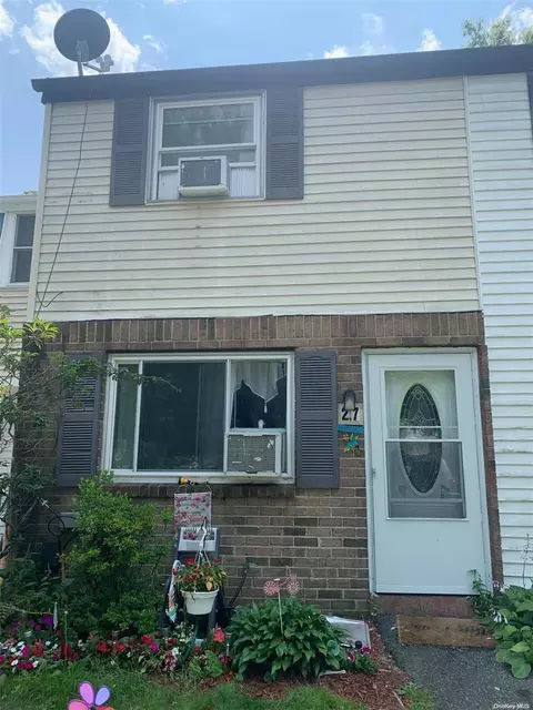 27 Wooded Way #27, Calverton, NY 11933