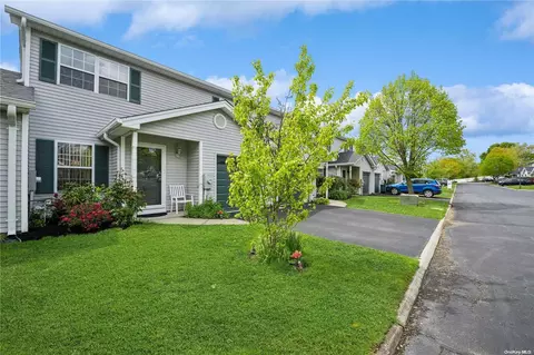 43 Biltmore Cir #43, Huntington Station, NY 11746
