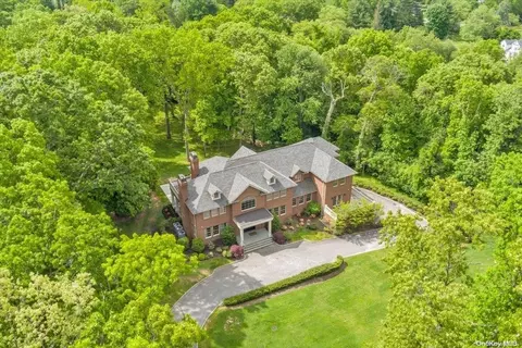 677 Linda Ct, Oyster Bay, NY 11771