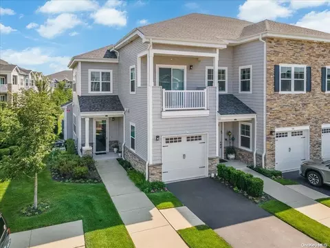 167 Summer Cir #167, East Northport, NY 11731