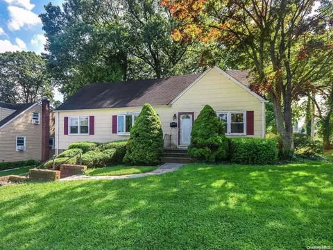 96 Robinson Ave, Glen Cove, NY 11542