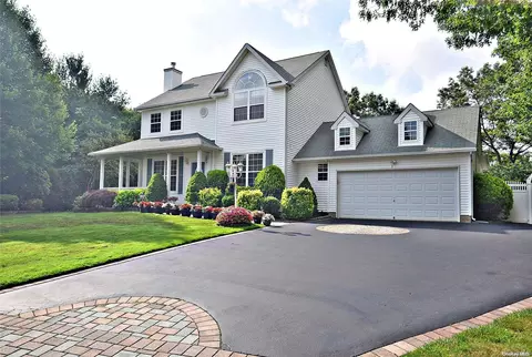 11 Justin Cir, Port Jefferson Station, NY 11776
