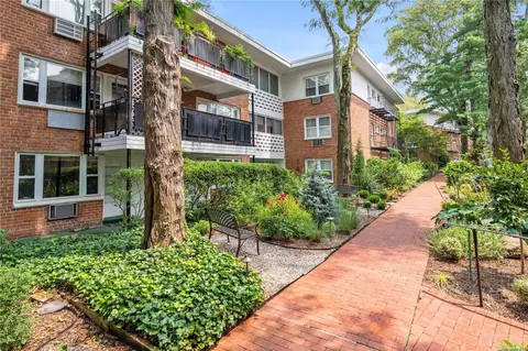200 S Middle Neck Rd #B-1, North Hempstead, NY 11021
