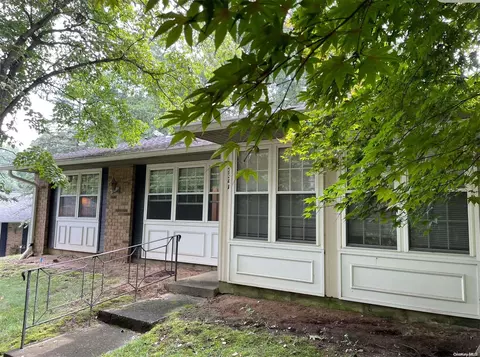 334 Woodbridge Dr #A, Ridge, NY 11961
