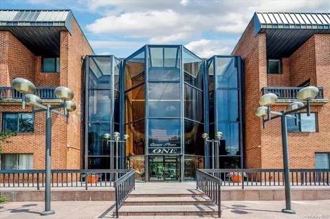 1 Ipswich Ave #314, North Hempstead, NY 11021