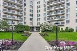 135 Post Ave #5A, North Hempstead, NY 11590