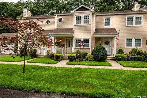 19 Stone Cmns #19, Yaphank, NY 11980