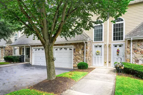 106 Joseph Ln #106, Dix Hills, NY 11746