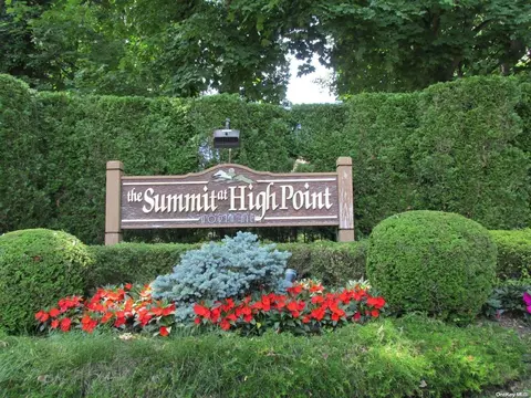 129 Elk Path #129, North Hempstead, NY 11577
