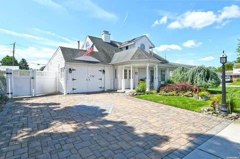 37 Spray Ln, Hicksville, NY 11801