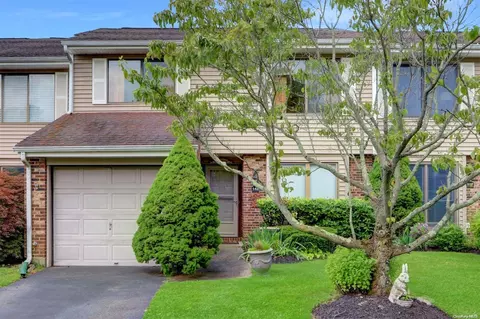 146 Hidden Ponds Cir #146, Smithtown, NY 11787