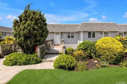 1703 Bluffs Dr S #1703, Calverton, NY 11933