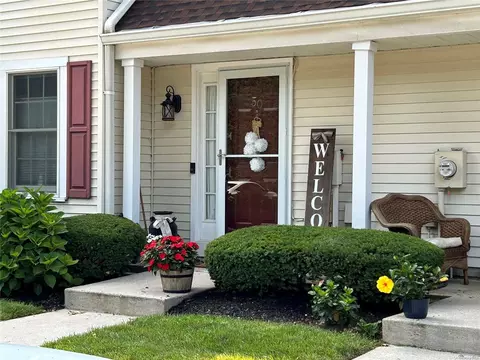 50 Stratford Grn #50, Farmingdale, NY 11735