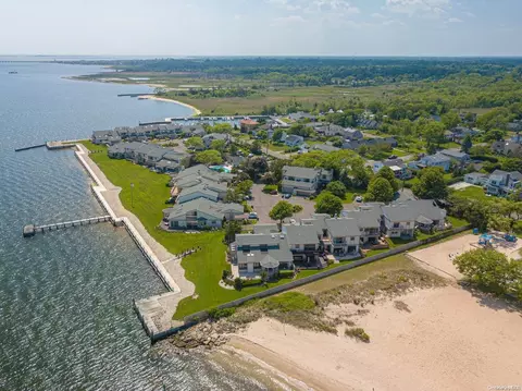 6 Captains Walk #6, Bay Shore, NY 11706