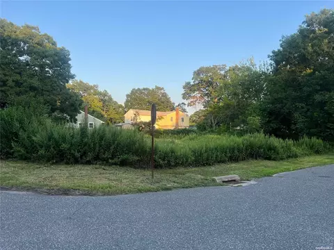 33 Ashwood Dr, Brookhaven, NY 11967