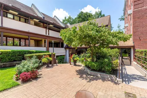 99 Clent Rd #E204, North Hempstead, NY 11021