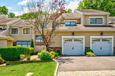 15 Villas Cir #15, Melville, NY 11747