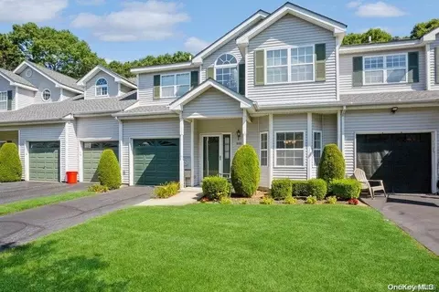 151 Willow Wood Dr #151, Oakdale, NY 11769