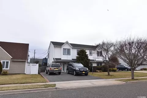 86 Weaving Ln, Wantagh, NY 11793