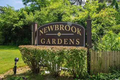 40 Pinebrook Pl #40, Bay Shore, NY 11706