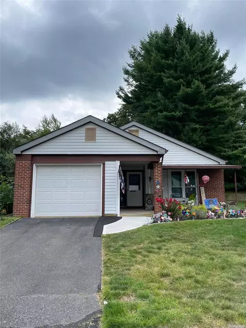 9 Kingston Dr #9, Ridge, NY 11961