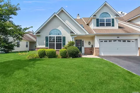 1 Tina Ln #1, Mount Sinai, NY 11766
