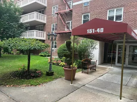 151-40 88 St #2E, Howard Beach, NY 11414